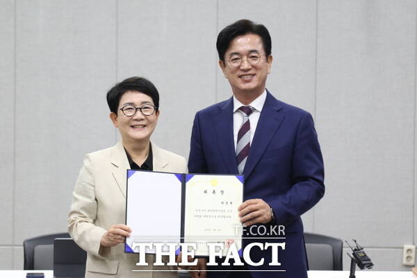 허태정 대전시장 당선인(오른쪽)이 박정현 민선9기 대전시장직 인수위원장(왼쪽)에게 위촉장을 수여하고 있다. /정예준 기자