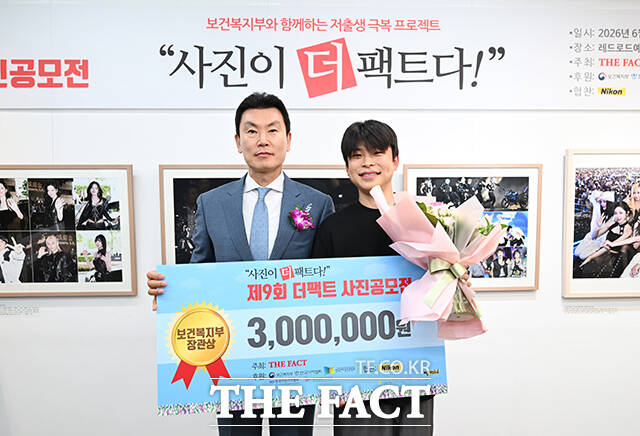'일터로' 작품으로 대상을 수상한 정철재 씨(왼쪽)가 참석 내빈들에게 사진 설명을 하고 있다. 오른쪽부터 김성회 더불어민주당 의원, 이주영 개혁신당 의원, 김상규 더팩트 대표이사, 김기정 한국인터넷신문협회장. /남윤호 기자