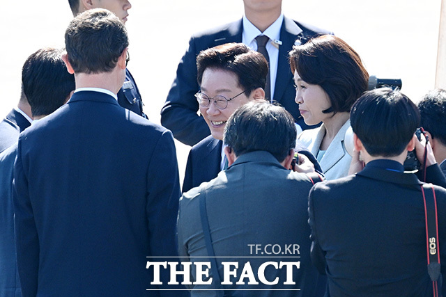 홍익표 정무수석과 강훈식 비서실장, 김민석 국무총리, 윤호중 행정안전부 장관 등 환송객과 공군 1호기 이동하는 이재명 대통령 부부.