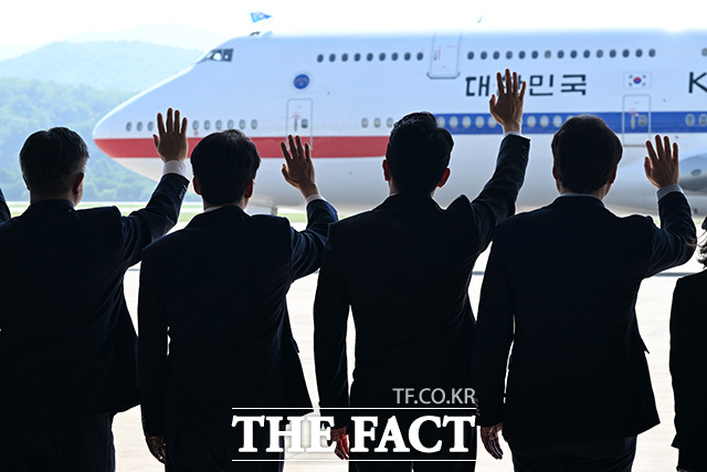 홍익표 정무수석과 강훈식 비서실장, 김민석 국무총리, 윤호중 행정안전부 장관 등 환송객과 공군 1호기 이동하는 이재명 대통령 부부.