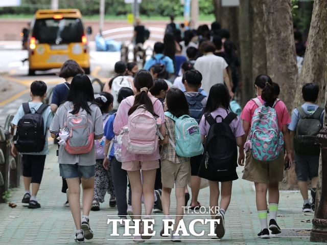 경찰청은 에스원·SK쉴더스·KT텔레캅 등 민간 경비업체와 '안전한 통학로 조성을 위한 민·경 협력 업무협약'을 체결했다고 9일 밝혔다. 사진은 서울 시내 한 초등학교에서 수업을 마친 학생들과 보호자들이 하교하고 있는 모습./뉴시스