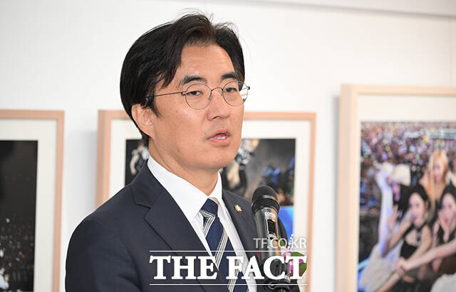 보건복지부와 더팩트가 함께하는 제9회 더팩트 사진 공모전 <사진이 '더' 팩트다> 시상식이 9일 오후 서울 마포구 레드로드 예술실험센터에서 열린 가운데 김성회 더불어민주당 의원이 축사를 하고 있다. /서예원 기자