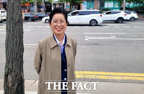 박명숙 월배농협 조합장이 9일 대구 월배농협 본점 앞에서 벌어진 노조·조합원의 시위를 지켜보고 있다. /박병선 기자