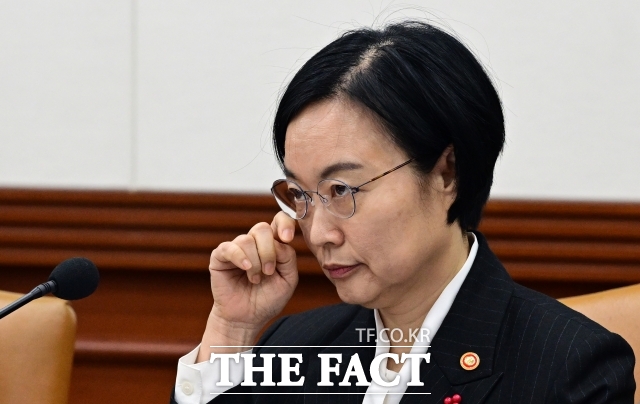 하정우 전 AI미래기획수석의 업스테이지 활동 승인 의혹과 성남FC 후원금 논란, 직장 내 괴롭힘 사건 등이 재조명되면서 한성숙 총리 후보자를 둘러싼 정치적 리스크가 커지고 있다는 평가가 나온다. /임영무 기자