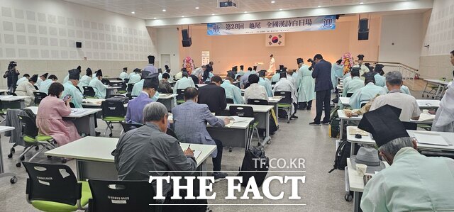전국에서 모인 150여 명의 한시인들이 묵향 속에 마주 앉아 삶의 이야기를 시로 빚어낸다. 사진은 지난해 열린 제28회 전국 한시 백일장에서 한시 창작에 몰두하고 있는 참가자들 /구미시