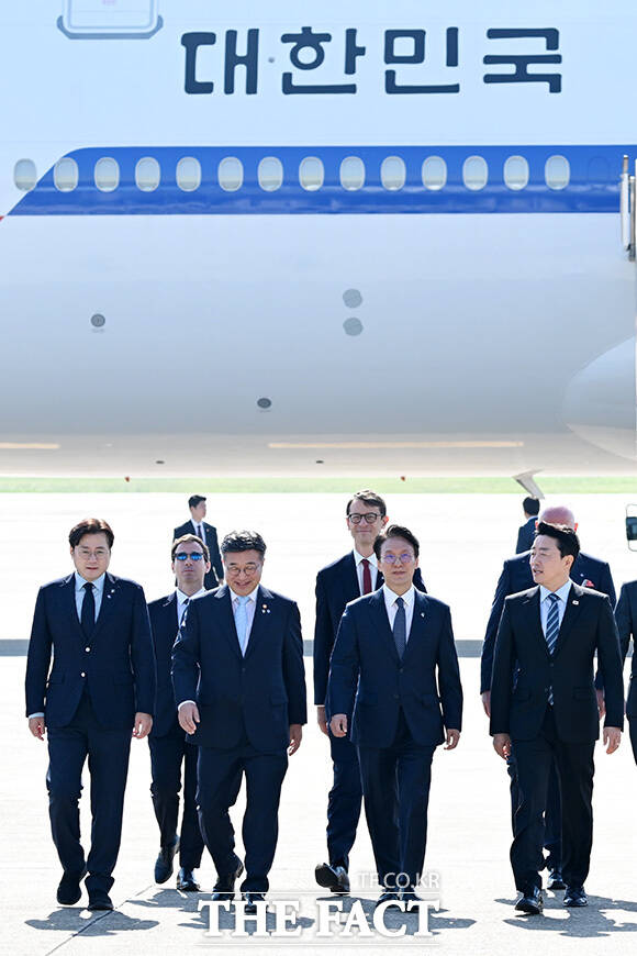 홍익표 정무수석과 강훈식 비서실장, 김민석 국무총리, 윤호중 행정안전부 장관 등 환송객과 공군 1호기 이동하는 이재명 대통령 부부.
