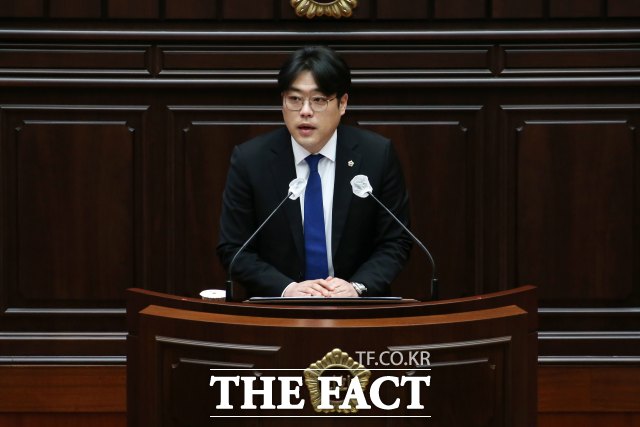반선호 부산시의회 의원이 시의회 본회의장에서 발언하고 있다. / 부산시의회