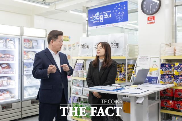 박승원 광명시장이 지난 3월 광명푸드뱅크마켓센터를 방문해 '그냥드림' 사업 운영 현황을 점검하고 있다. /광명시