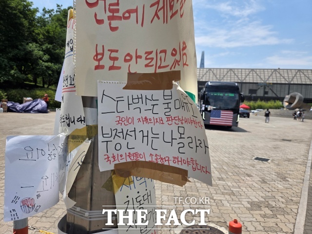 시위 닷새째인 9일 개표소가 마련된 서울 송파구 올림픽공원 핸드볼경기장의 1-3번 출입문 앞에는 1500여명이 운집했다. 나머지 출입문에도 시민들이 수십명씩 모여 돗자리를 깔거나 캠핑의자, 종이상자 위에 앉아 있었다. /안디모데 기자