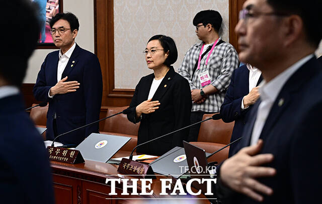 한성숙 국무총리 후보자가 9일 오전 서울 종로구 정부서울청사에서 열린 국무회의 겸 비상경제본부회의에 참석해 김민석 총리의 발언을 들으며 미소를 짓고 있다. /임영무 기자