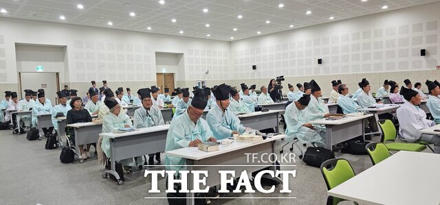 전국에서 모인 150여 명의 한시인들이 한자리에 모여 전통 한시의 멋과 품격을 나누고 저마다의 삶과 감성을 한 편의 시에 담아내고 있다. 사진은 지난해 열린 제28회 전국 한시 백일장 모습 /구미시