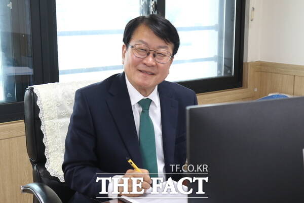 오석진 대전시교육감 당선인이 8일 대전동부교육지원청 내에 마련된 당선인 사무실에서 업무를 보고 있다. /정예준 기자