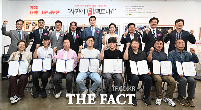 제9회 더팩트 사진 공모전 '사진이 '더' 팩트다' 사진전이 9일 오후 서울 마포구 레드로드 예술실험센터 열린 가운데 김상규 더팩트 대표이사(왼쪽 다섯 번째)를 비롯한 내빈들과 수상자들이 기념촬영을 하고 있다. /박헌우 기자