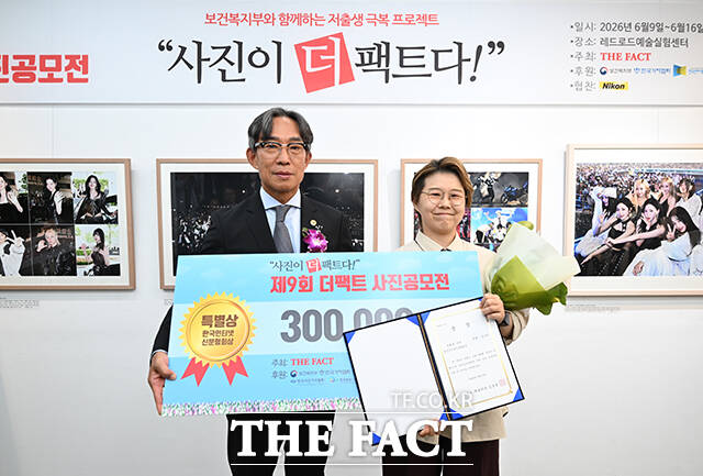 '일터로' 작품으로 대상을 수상한 정철재 씨(왼쪽)가 참석 내빈들에게 사진 설명을 하고 있다. 오른쪽부터 김성회 더불어민주당 의원, 이주영 개혁신당 의원, 김상규 더팩트 대표이사, 김기정 한국인터넷신문협회장. /남윤호 기자