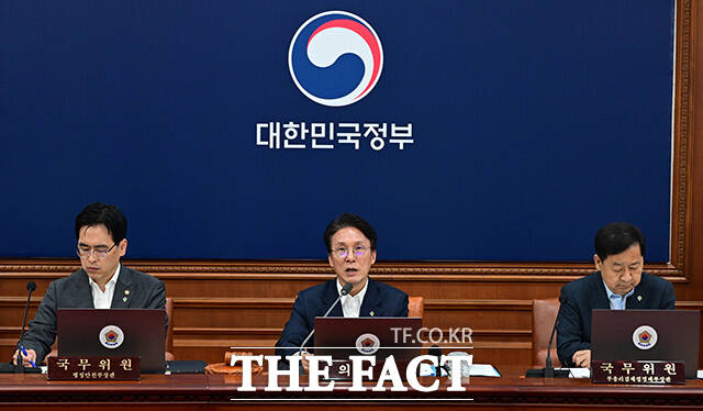 김민석 국무총리(왼쪽)가 9일 오전 서울 종로구 정부서울청사에서 열린 국무회의 겸 비상경제본부회의에 참석해 모두발언을 하고 있다. /임영무 기자
