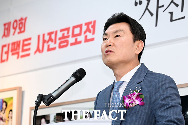 김상규 더팩트 대표이사가 9일 오후 서울 마포구 레드로드 예술실험센터 열린 제9회 더팩트 사진 공모전 <사진이 '더' 팩트다> 시상식에 참석해 개회사를 하고 있다. /박헌우 기자