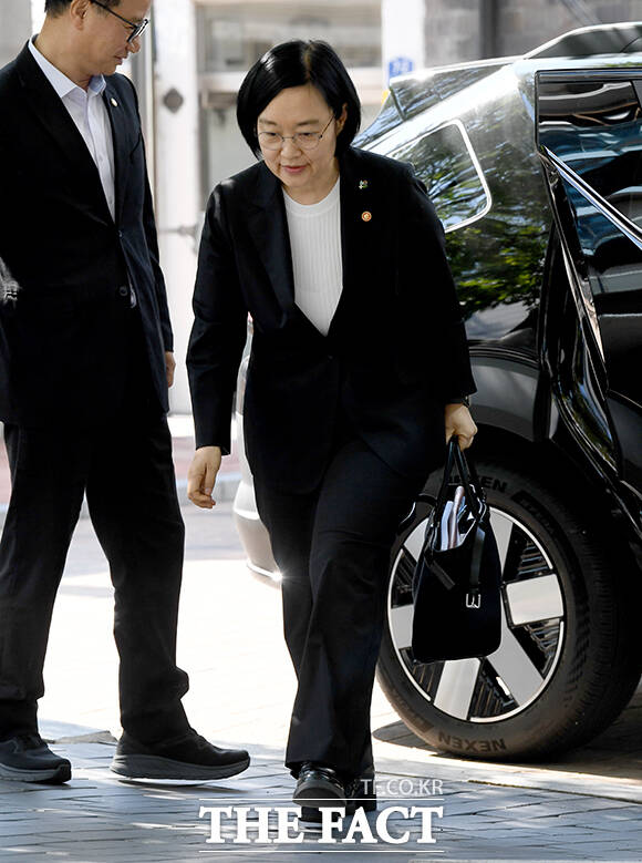 한성숙 국무총리 후보자가 9일 오전 서울 종로구 금융감독원 연수원에 마련된 인사청문회 준비 사무실로 출근하며 취재진의 질문에 답하고 있다. /박상민 기자