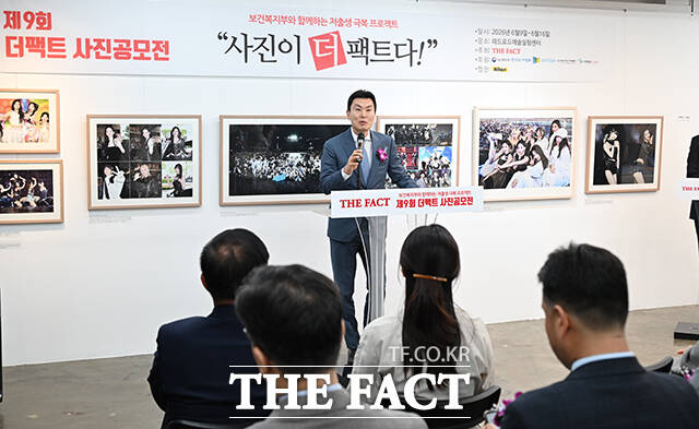 김상규 더팩트 대표이사가 9일 오후 서울 마포구 레드로드 예술실험센터 열린 제9회 더팩트 사진 공모전 <사진이 '더' 팩트다> 시상식에 참석해 개회사를 하고 있다. /박헌우 기자