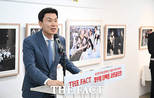 김상규 더팩트 대표이사가 9일 오후 서울 마포구 레드로드 예술실험센터 열린 제9회 더팩트 사진 공모전 <사진이 '더' 팩트다> 시상식에 참석해 개회사를 하고 있다. /박헌우 기자