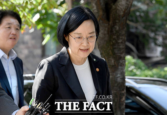 한성숙 국무총리 후보자가 9일 오전 서울 종로구 금융감독원 연수원에 마련된 인사청문회 준비 사무실로 출근하며 취재진의 질문에 답하고 있다. /박상민 기자