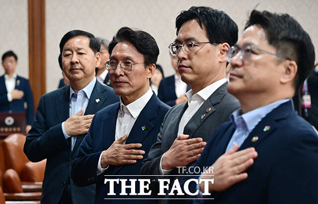 김민석 국무총리(왼쪽)가 9일 오전 서울 종로구 정부서울청사에서 열린 국무회의 겸 비상경제본부회의에 참석해 모두발언을 하고 있다. /임영무 기자