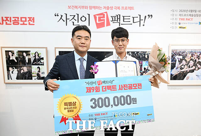 '일터로' 작품으로 대상을 수상한 정철재 씨(왼쪽)가 참석 내빈들에게 사진 설명을 하고 있다. 오른쪽부터 김성회 더불어민주당 의원, 이주영 개혁신당 의원, 김상규 더팩트 대표이사, 김기정 한국인터넷신문협회장. /남윤호 기자