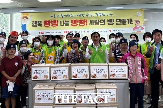 광주도시공사가 영구임대주택 거주 주민들과 함께 빵 나눔 행사를 가졌다. /광주도시공사
