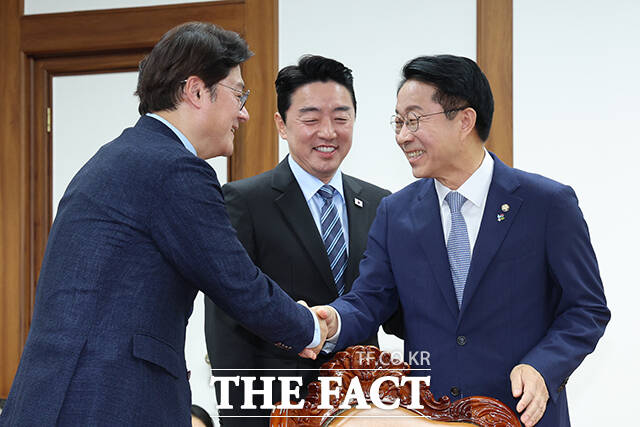 강훈식 대통령 비서실장이 9일 오전 서울 여의도 국회를 찾아 조정식 국회의장을 예방하며 인사말을 하고 있다. 왼쪽부터 정을호 정무비서관, 홍익표 정무수석, 강 비서실장, 조 의장.