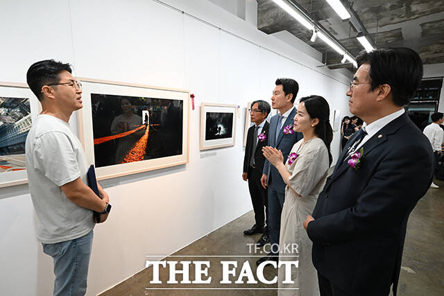 '일터로' 작품으로 대상을 수상한 정철재 씨(왼쪽)가 참석 내빈들에게 사진 설명을 하고 있다. 오른쪽부터 김성회 더불어민주당 의원, 이주영 개혁신당 의원, 김상규 더팩트 대표이사, 김기정 한국인터넷신문협회장. /남윤호 기자