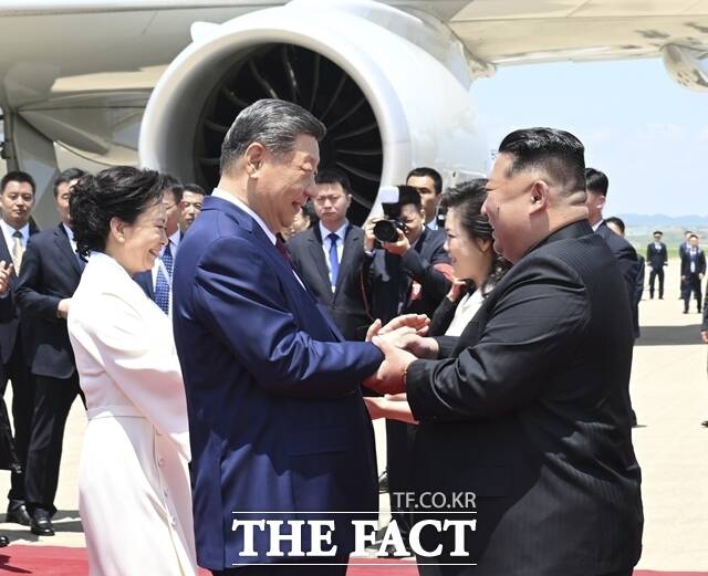 통일부는 9일 북중 정상회담에서 '군대 분야 교류'가 언급된 건 처음으로 파악한다고 밝혔다. 사진은 김정은(오른쪽) 북한 국무위원장과 부인 리설주 여사가 전날 평양 순안국제공항에 도착한 시진핑 중국 국가주석 내외를 영접한 모습. /신화. 뉴시스