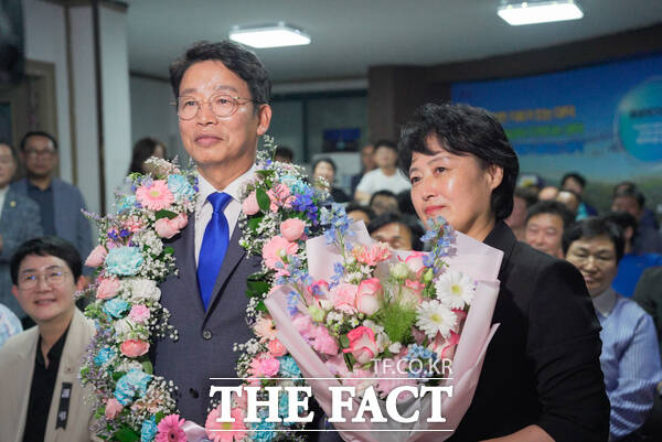 김찬술 대전시 대덕구청장 당선인이 민선9기 인수위원회를 구성하고 10일 오전 11시 오정창의공작소에 마련된 인수위원회 사무실에서 현판식을 갖는다. 지난 4일 새벽 김찬술 당선인 확정 모습. /선치영 기자