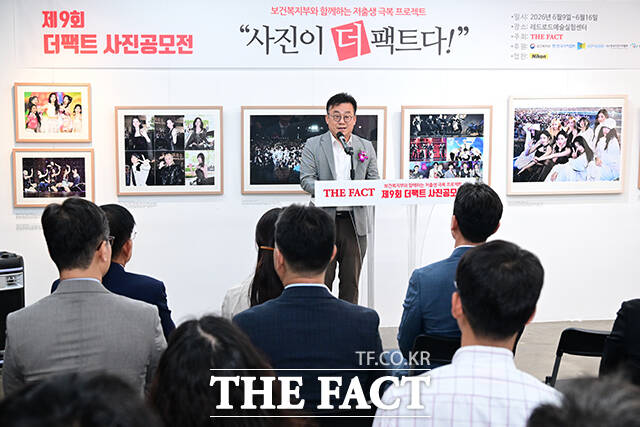 '일터로' 작품으로 대상을 수상한 정철재 씨(왼쪽)가 참석 내빈들에게 사진 설명을 하고 있다. 오른쪽부터 김성회 더불어민주당 의원, 이주영 개혁신당 의원, 김상규 더팩트 대표이사, 김기정 한국인터넷신문협회장. /남윤호 기자