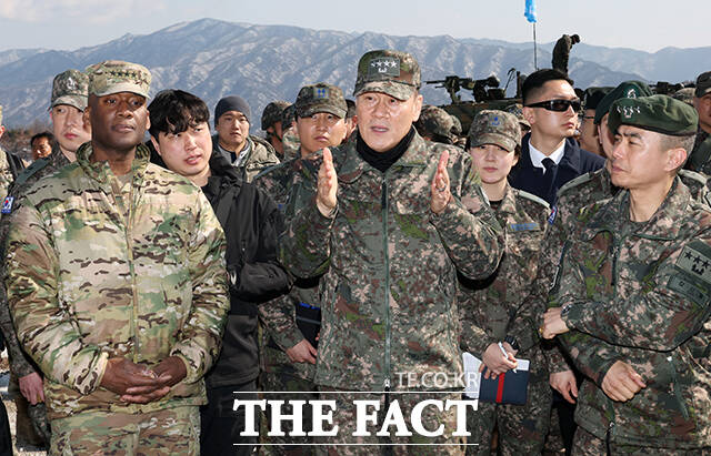 김명수 합참의장, 제이비어 브런슨 한미연합군사령관이 지난해 3월 2025년 전반기 한미연합 수도기계화보병사단(수기사) 통합화력 실사격 훈련'을 찾아 현장 지도를 하고 있다. /사진공동취재단