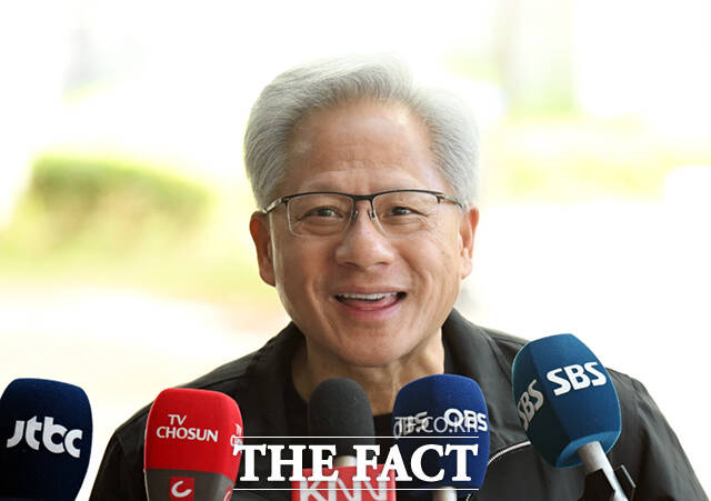 젠슨 황 엔비디아 최고경영자(CEO)가 9일 서울 강서구 서울김포비즈니스항공센터에서 출국하며 팬들이 준비한 지폐에 사인하고 있다.