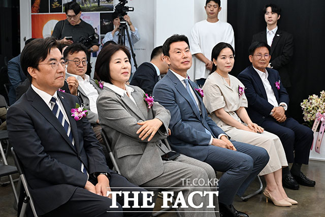 '일터로' 작품으로 대상을 수상한 정철재 씨(왼쪽)가 참석 내빈들에게 사진 설명을 하고 있다. 오른쪽부터 김성회 더불어민주당 의원, 이주영 개혁신당 의원, 김상규 더팩트 대표이사, 김기정 한국인터넷신문협회장. /남윤호 기자