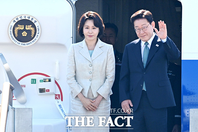 유럽 방문과 G7(주요 7개국) 정상회의 참석을 위해 순방길에 나선 이재명 대통령과 김혜경 여사가 9일 오전 경기도 성남시 서울공항에서 공군 1호기에 탑승하며 인사를 하고 있다. /서울공항=남용희 기자