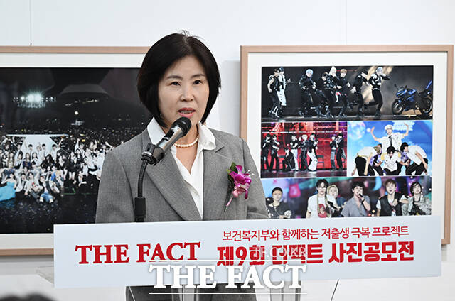 보건복지부와 더팩트가 함께하는 제9회 더팩트 사진 공모전 <사진이 '더' 팩트다> 시상식이 9일 오후 서울 마포구 레드로드 예술실험센터에서 열린 가운데 김미애 국민의힘 의원이 축사를 하고 있다. /남윤호 기자