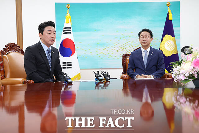 강훈식 대통령 비서실장이 9일 오전 서울 여의도 국회를 찾아 조정식 국회의장을 예방하며 인사말을 하고 있다. 왼쪽부터 정을호 정무비서관, 홍익표 정무수석, 강 비서실장, 조 의장.
