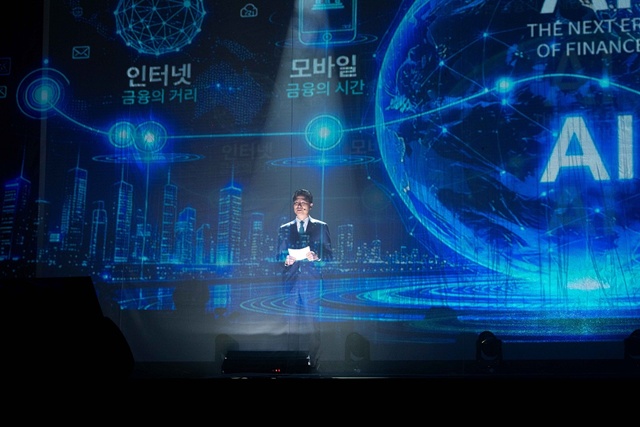 9일 서울시 중구 NH농협은행 본사에서 강태영 NH농협은행장이 'NH 에이전틱(AGENTIC) AI 뱅크' 비전 선포식에서 홀로그램으로 출연해 비전 키노트 발표를 하고 있다. /NH농협은행