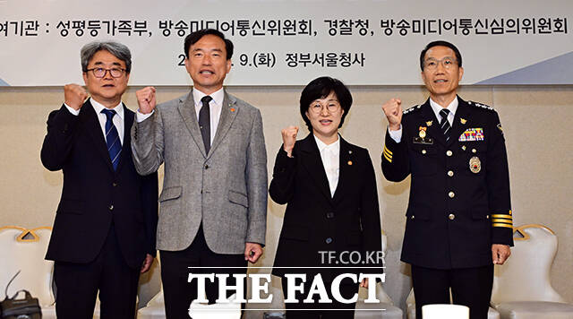 원민경 성평등가족부 장관(왼쪽)이 9일 오전 서울 종로구 정부서울청사에서 열린 범정부 디지털성범죄 대응 협의체 킥오프 회의에 참석해 인사말 하고 있다. /임영무 기자