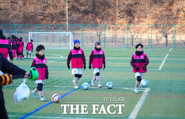 지나 1월 전지훈련을 위해 울진을 찾은 유소년 축구팀이 훈련을 하고 있다. /울진군(더팩트DB)