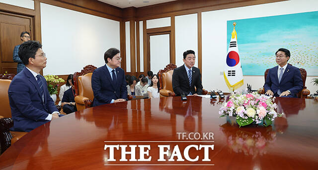 강훈식 대통령 비서실장이 9일 오전 서울 여의도 국회를 찾아 조정식 국회의장을 예방하며 인사말을 하고 있다. 왼쪽부터 정을호 정무비서관, 홍익표 정무수석, 강 비서실장, 조 의장.