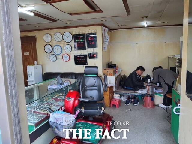 광주시 남구 관계자가 긴급복지 지원 대상자 가정을 방문하고 있다. /광주시 남구