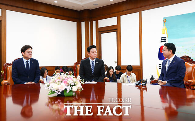 강훈식 대통령 비서실장이 9일 오전 서울 여의도 국회를 찾아 조정식 국회의장을 예방하며 인사말을 하고 있다. 왼쪽부터 정을호 정무비서관, 홍익표 정무수석, 강 비서실장, 조 의장.