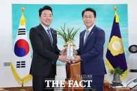 조정식 국회의장에게 李 대통령 축하난 전달하는 강훈식 비서실장 [TF사진관]