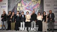  기념 촬영하는 배우 장미희와 부천국제판타스틱영화제 관계자들 [포토]