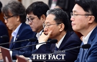  한성숙 국무총리 후보자 인사말 듣는 정성호 법무부 장관 [포토]