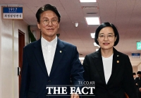  국무회의 입장하는 김민석 국무총리와 한성숙 국무총리 후보자 [포토]
