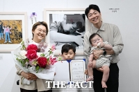  '반가워 동생아!' 더팩트 사진전 인신협 회장상 수상한 김수진 씨 [포토]