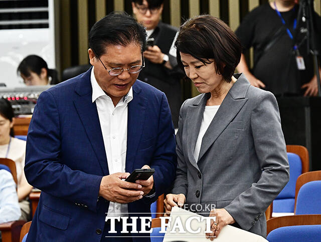 김태규 국민의힘 의원(왼쪽)이 10일 오전 서울 여의도 국회에서 열린 국민의힘 2026 원내대표 선출 의원총회에 참석해 의원들과 인사를 하고 있다.